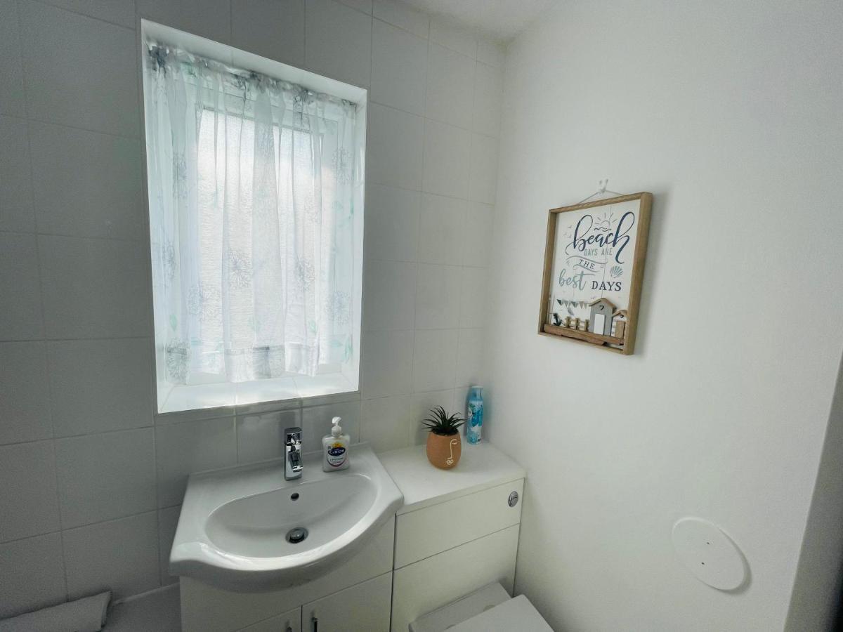 A Modern Cosy One Bedroom Home Away From Home هوتن لي سبرينغ المظهر الخارجي الصورة